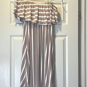 Exist off the shoulder dress. Stretchy with pockets. Length41”